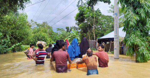 আশ্রয়কেন্দ্রে নিয়ে যেতে মানুষের আকুতি