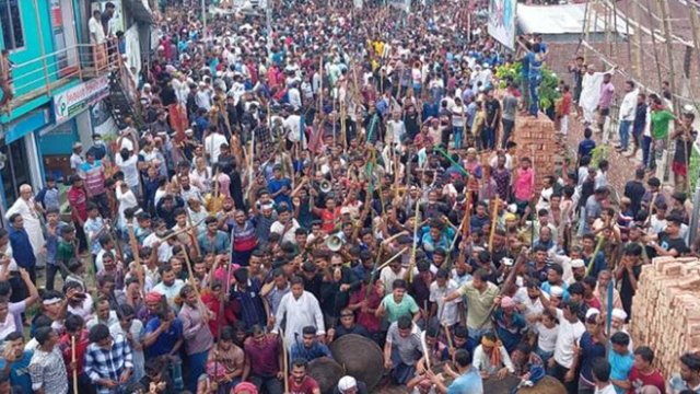 শেখ হাসিনাকে ফেরাতে মাথায় কাফনের কাপড় বেঁধে বিক্ষোভ