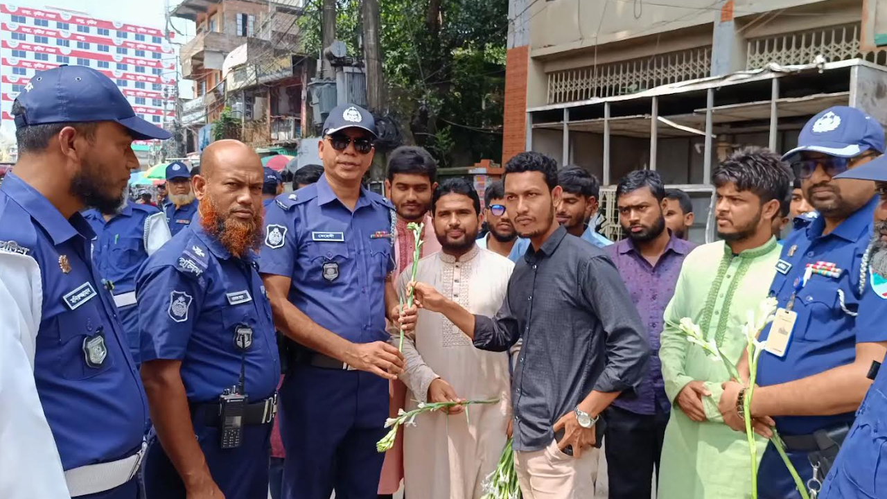 ঝিনাইদহে কাজে ফিরল ট্রাফিক পুলিশ, ফুল দিয়ে বরণ করল শিক্ষার্থীরা