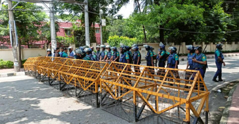 মন্ত্রী পাড়ায় ব্যারিকেড ভেঙে ঢোকার চেষ্টা আন্দোলনকারীদের