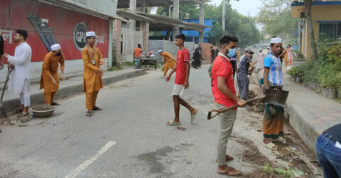 মাদারীপুরে সড়ক পরিষ্কারে শিক্ষার্থীরা