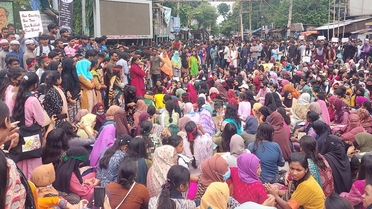 বৃষ্টি উপেক্ষা করেই ময়মনসিংহে শিক্ষার্থীদের অবস্থান