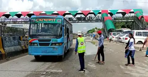 রোদ-বৃষ্টিতেও থেমে নেই নারায়ণগঞ্জে শিক্ষার্থীদের ট্রাফিক নিয়ন্ত্রণের কাজ