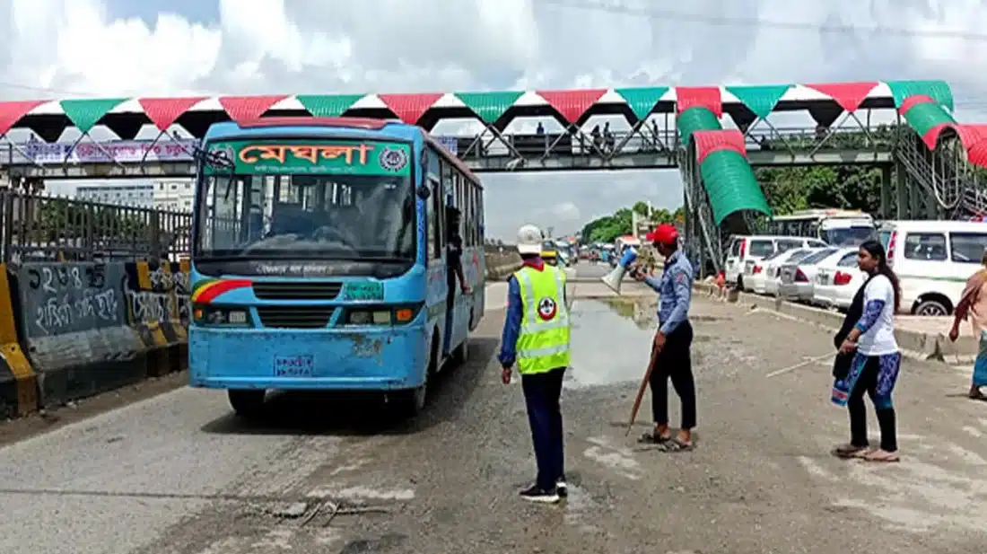 রোদ-বৃষ্টিতেও থেমে নেই নারায়ণগঞ্জে শিক্ষার্থীদের ট্রাফিক নিয়ন্ত্রণের কাজ