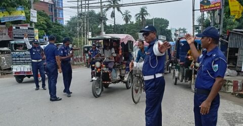 নওগাঁয় দায়িত্বে ফিরেছে পুলিশ