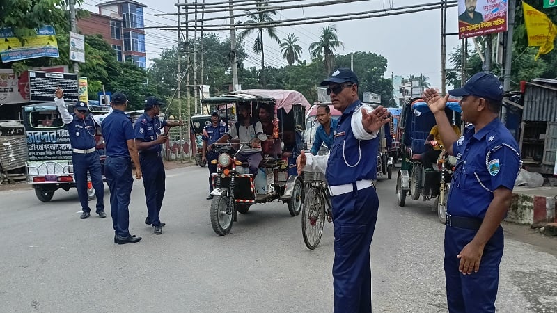 নওগাঁয় দায়িত্বে ফিরেছে পুলিশ