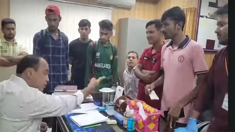 প্যান্টের চেইন খুলে শিক্ষার্থীদের সঙ্গে অসদাচরণ: সেই হাসপাতাল তত্ত্বাবধায়ককে বদলি