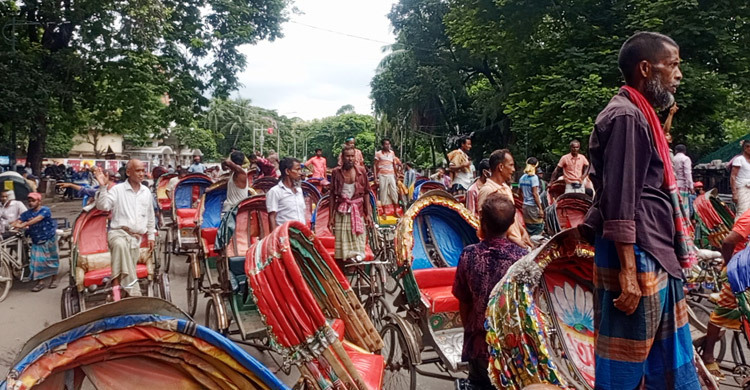 অটোরিকশা বন্ধের দাবিতে শাহবাগে রিকশাচালকদের বিক্ষোভ