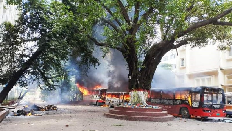 বিএসএমএমইউতে পার্ক করে রাখা ১১ বাসে আগুন