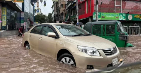 ভোর থেকে টানা বৃষ্টিতে রাজধানীর অনেক রাস্তা পানির নিচে