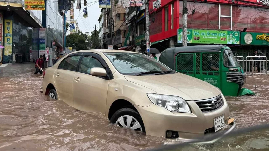 ভোর থেকে টানা বৃষ্টিতে রাজধানীর অনেক রাস্তা পানির নিচে