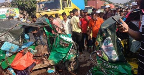 কুমিল্লায় দাঁড়িয়ে থাকা সিএনজিতে লরির ধাক্কা, নিহত দুই