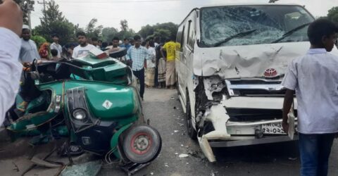 সিরাজগঞ্জে মাইক্রোবাস-অটোরিকশার মুখোমুখি সংঘর্ষ, ৫ জন নিহত