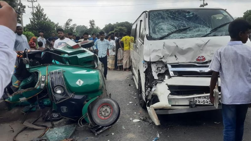 সিরাজগঞ্জে মাইক্রোবাস-অটোরিকশার মুখোমুখি সংঘর্ষ, ৫ জন নিহত