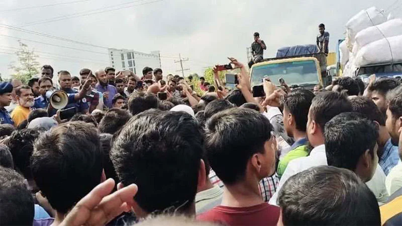 গাজীপুরে মহাসড়ক অবরোধ করে শ্রমিকদের বিক্ষোভ, দীর্ঘ যানজট