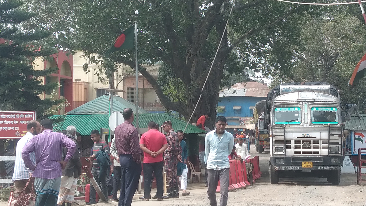 হিলি স্থলবন্দরে আমদানি-রপ্তানি শুরু