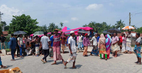 পদ্মার ভাঙন ঠেকাতে ব্যবস্থা নেওয়ার দাবিতে মহাসড়ক অবরোধ