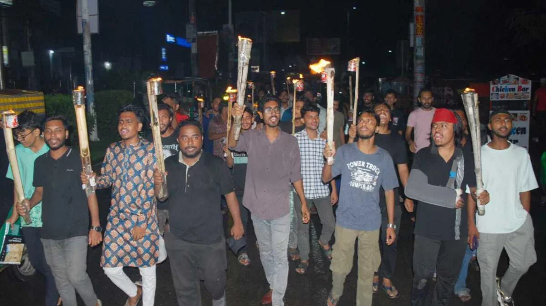 জিন্নাহর মৃত্যুবার্ষিকী পালনের প্রতিবাদে খুলনায় শিক্ষার্থীদের মশাল মিছিল