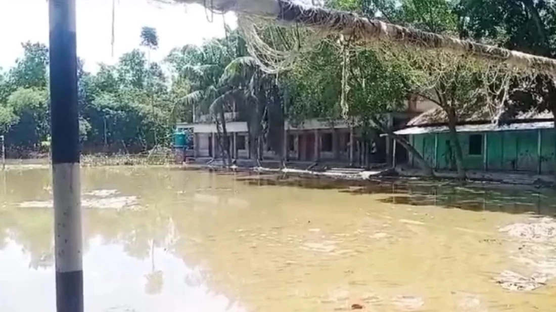 কুমিল্লায় কমছে বন্যার পানি, বিধ্বস্ত বাড়িঘরে ফিরছে মানুষ