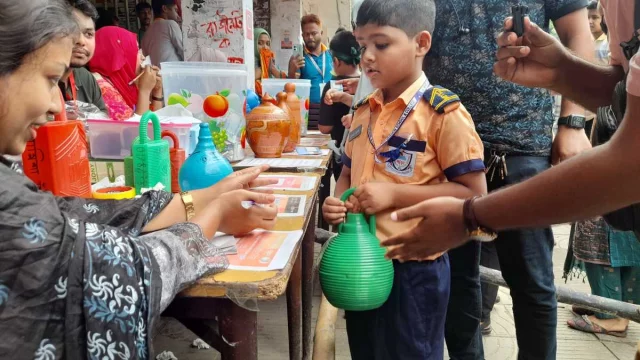 ত্রাণের টাকা কেন ব্যাংকে রেখেছেন সমন্বয়করা?