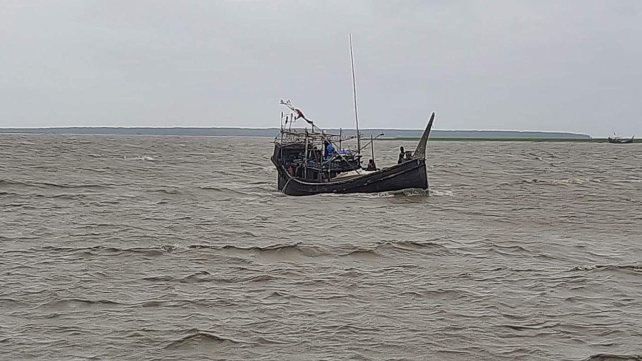 বৈরী আবহাওয়ায় ডুবে গেছে হাতিয়ার ১৯ ট্রলার