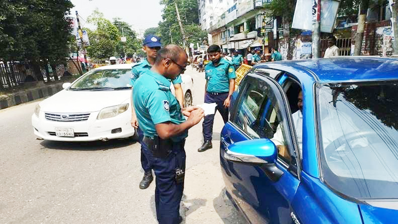 ঢাকায় ট্রাফিক আইনে ৫০০ মামলায় জরিমানা ২১ লাখ টাকা