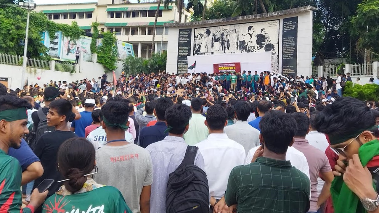 ছাত্রদের বিপ্লবকে পুঁজি করে চাঁদাবাজি চলবে না : হাসনাত আবদুল্লাহ