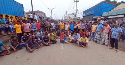 সাভারে আজও ১৮ কারখানা বন্ধ, শ্রমিকদের মহাসড়ক অবরোধ