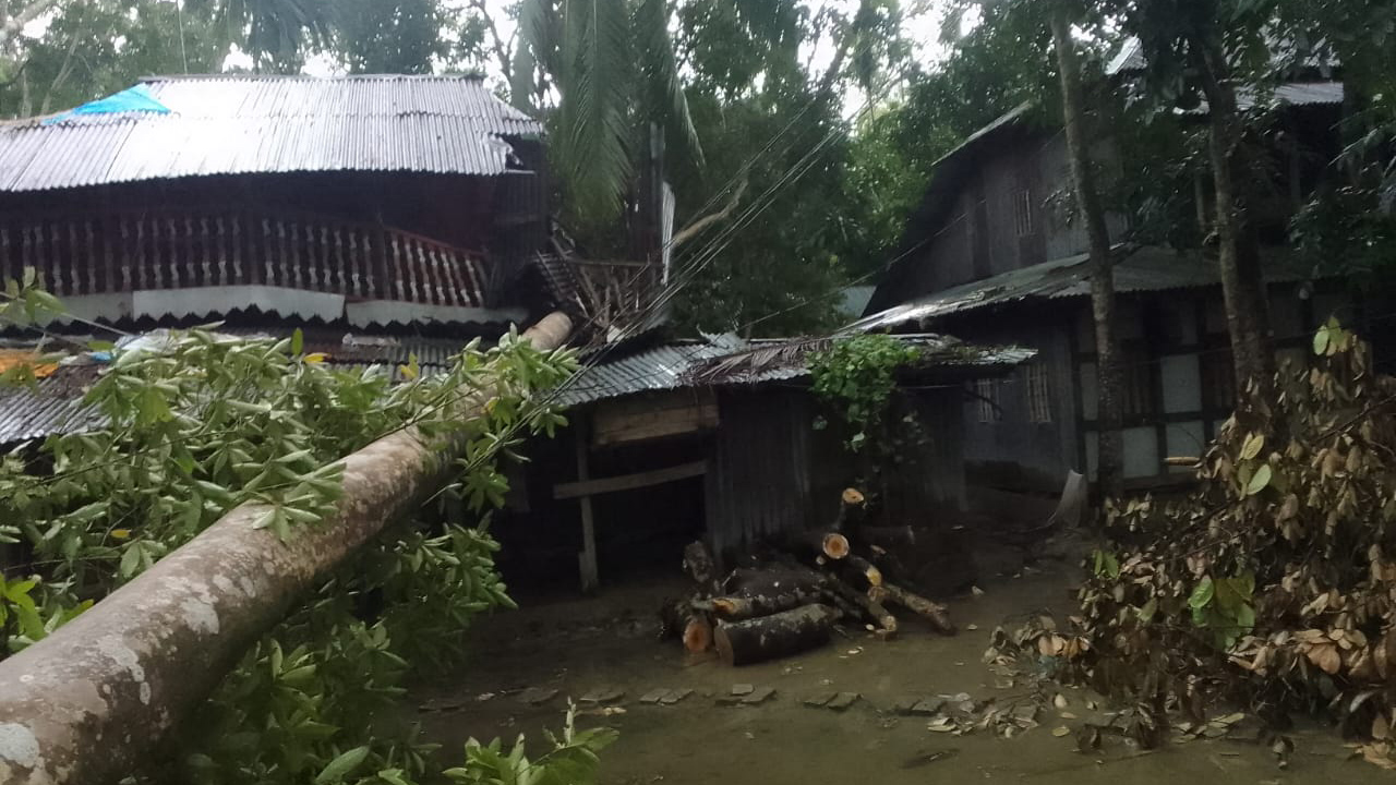 বাউফলে ২০ মিনিটের আকস্মিক ঘূর্ণিঝড়ে শতাধিক ঘরসহ ব্যাপক ক্ষতি