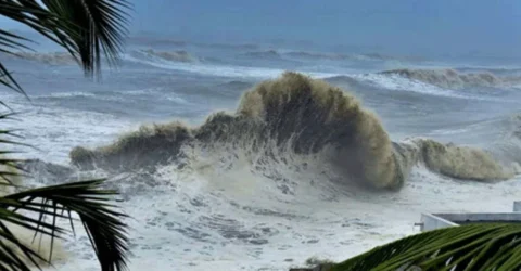 গভীর নিম্নচাপের প্রভাবে উত্তাল সাগর, বন্দরে ৩ নম্বর সতর্কতা