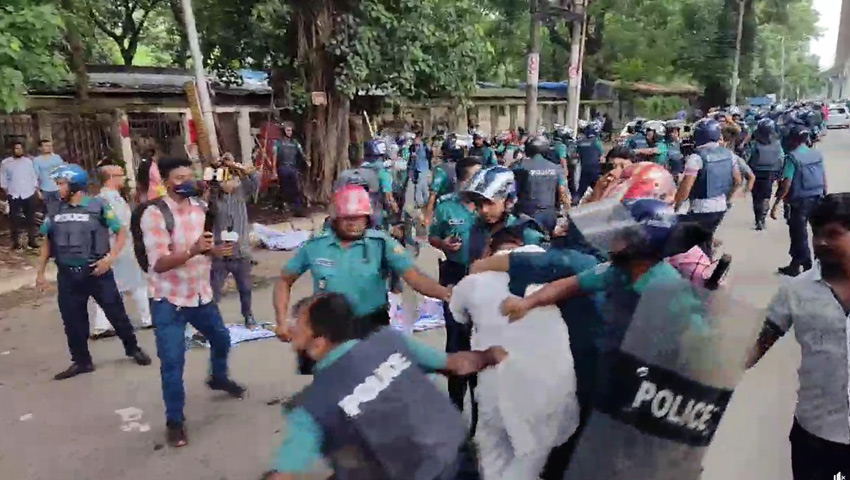 চাকরিতে আবেদনের বয়সসীমা ৩৫ প্রত্যাশীদের ওপর পুলিশের টিয়ারশেল নিক্ষেপ