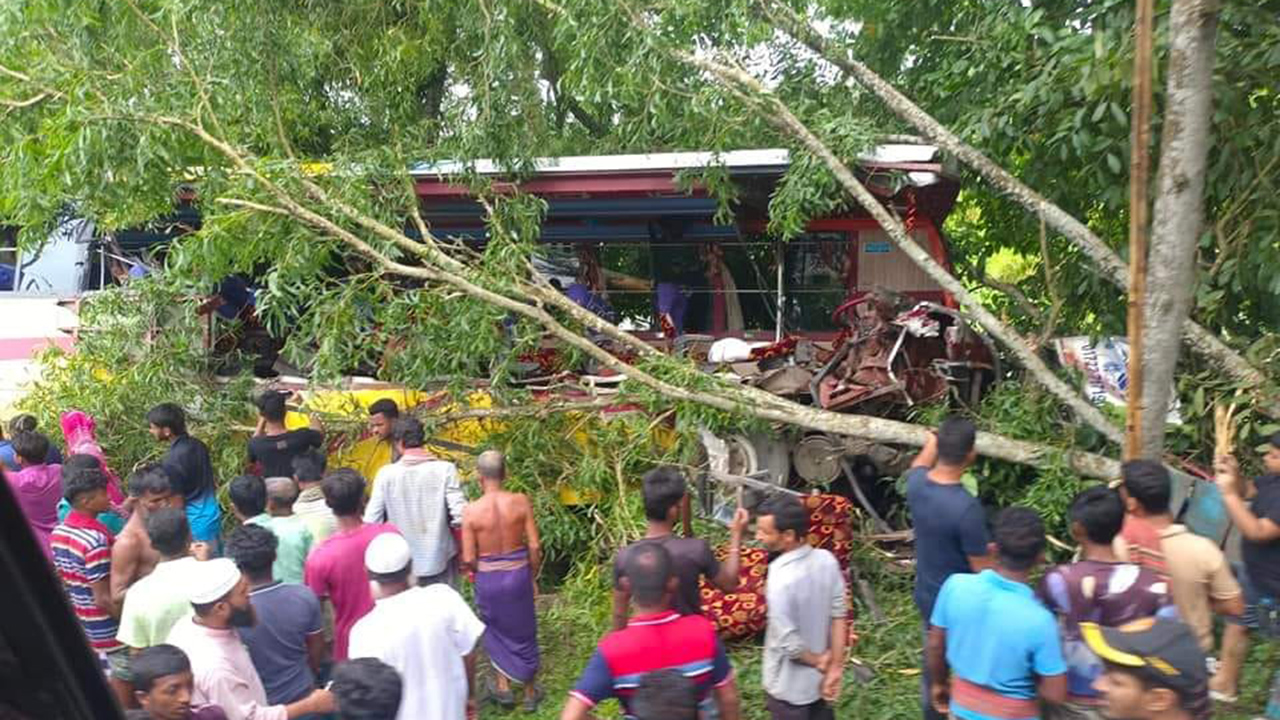 গোপালগঞ্জে বাস-ট্রাক সংঘর্ষে নিহত বেড়ে ৬