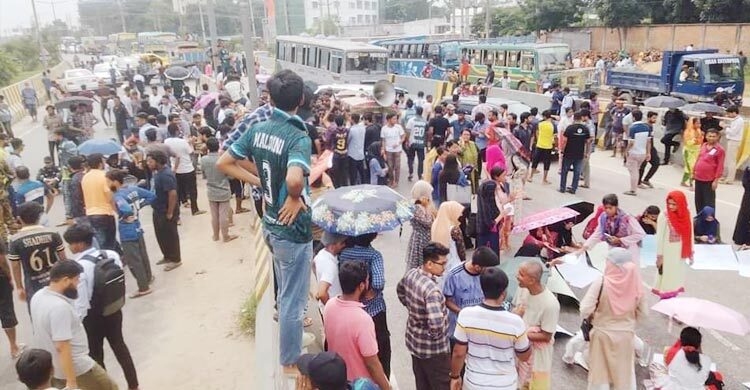 সাভারে ক্লাস চালুর দাবিতে নিটার শিক্ষার্থীদের মহাসড়ক অবরোধ