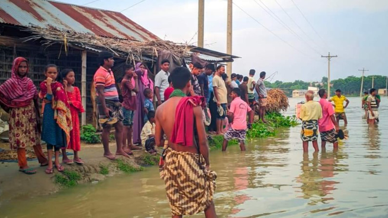 চাঁপাইনবাবগঞ্জে তলিয়ে গেছে ফসলি জমি, শিক্ষা কার্যক্রম ব্যাহত