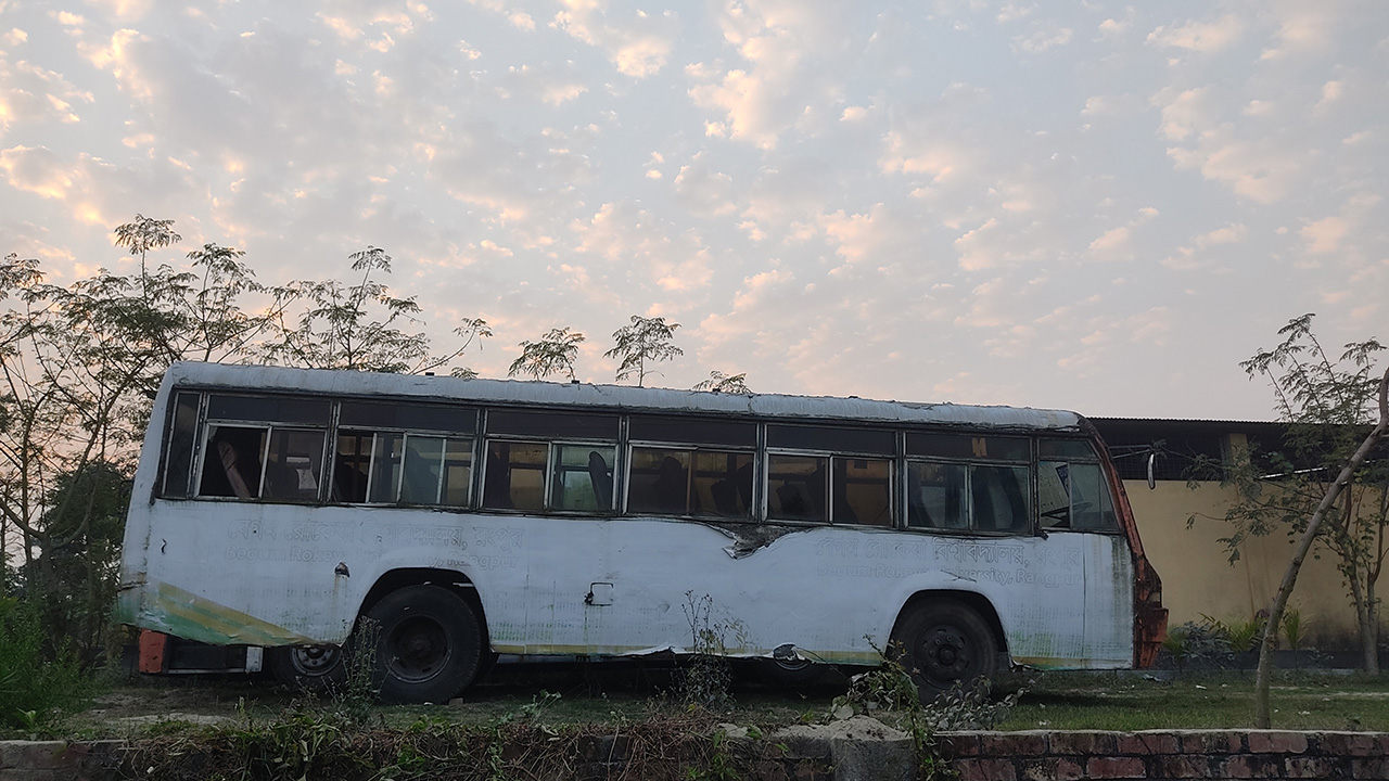 বেরোবির উপহারের বাস হস্তান্তর নিয়ে বিতর্ক, ছড়াচ্ছে নানা গুঞ্জন