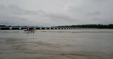 পানি বিপৎসীমা ছুই ছুই, খুলে দেওয়া হয়েছে তিস্তা ব্যারাজের ৪৪ গেট