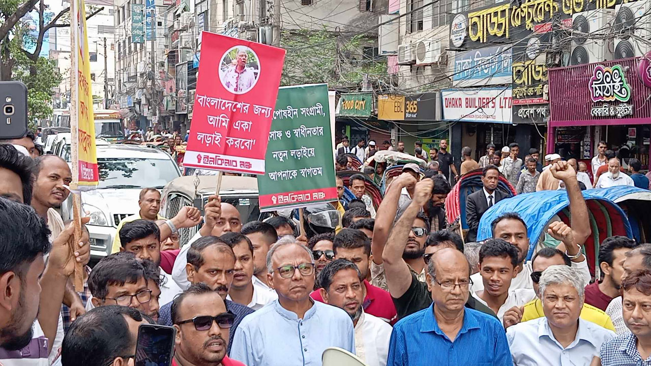 মিছিল নিয়ে আদালতে ঢুকতে দেওয়া হয়নি মাহমুদুর রহমানকে