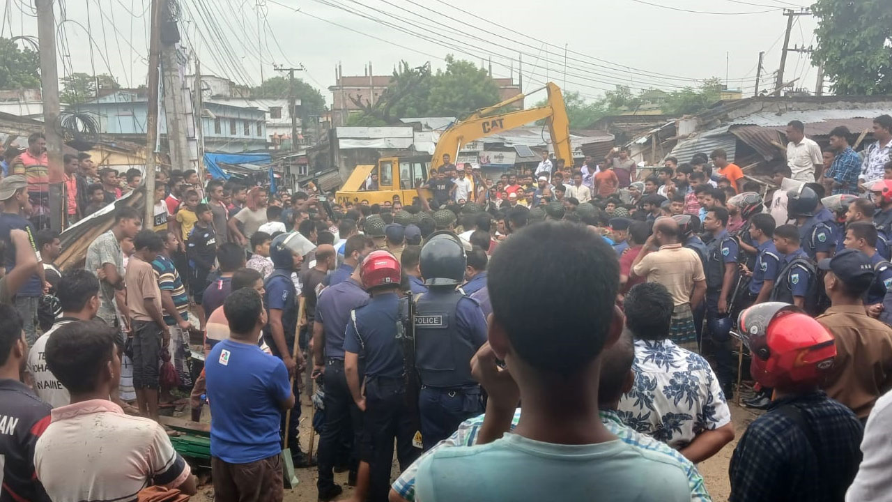 চাঁপাইনবাবগঞ্জে রেলস্টেশনের জায়গায় অবৈধ স্থাপনা উচ্ছেদ