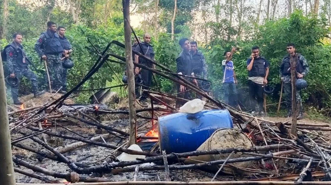 মহেশখালীতে মদ তৈরির কারখানা ধ্বংস করল নৌবাহিনী