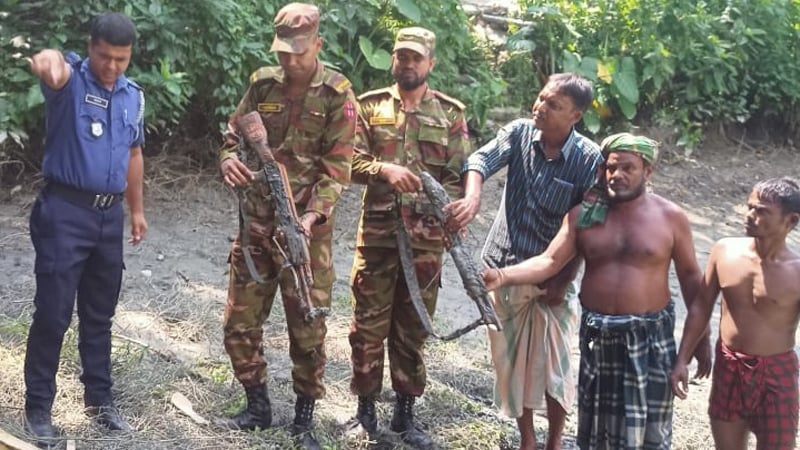 এনায়েতপুর থানা লুট, পুকুর সেচে মিলল অস্ত্র