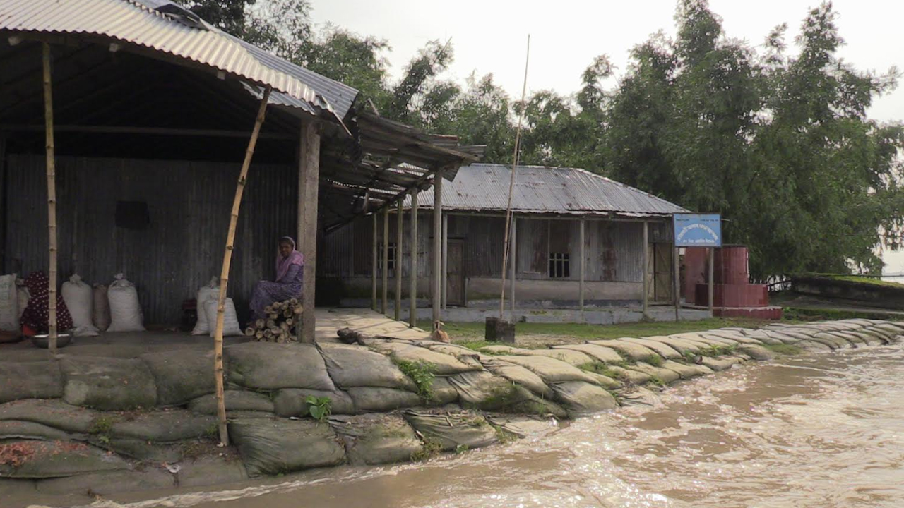 লালমনিরহাটে বন্যায় ১৯টি প্রাথমিক বিদ্যালয়ে পাঠদান বন্ধ