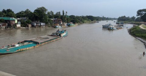 নিষেধাজ্ঞা অমান্য করে খালে বাল্কহেড, ভাঙছে ঘরবাড়ি