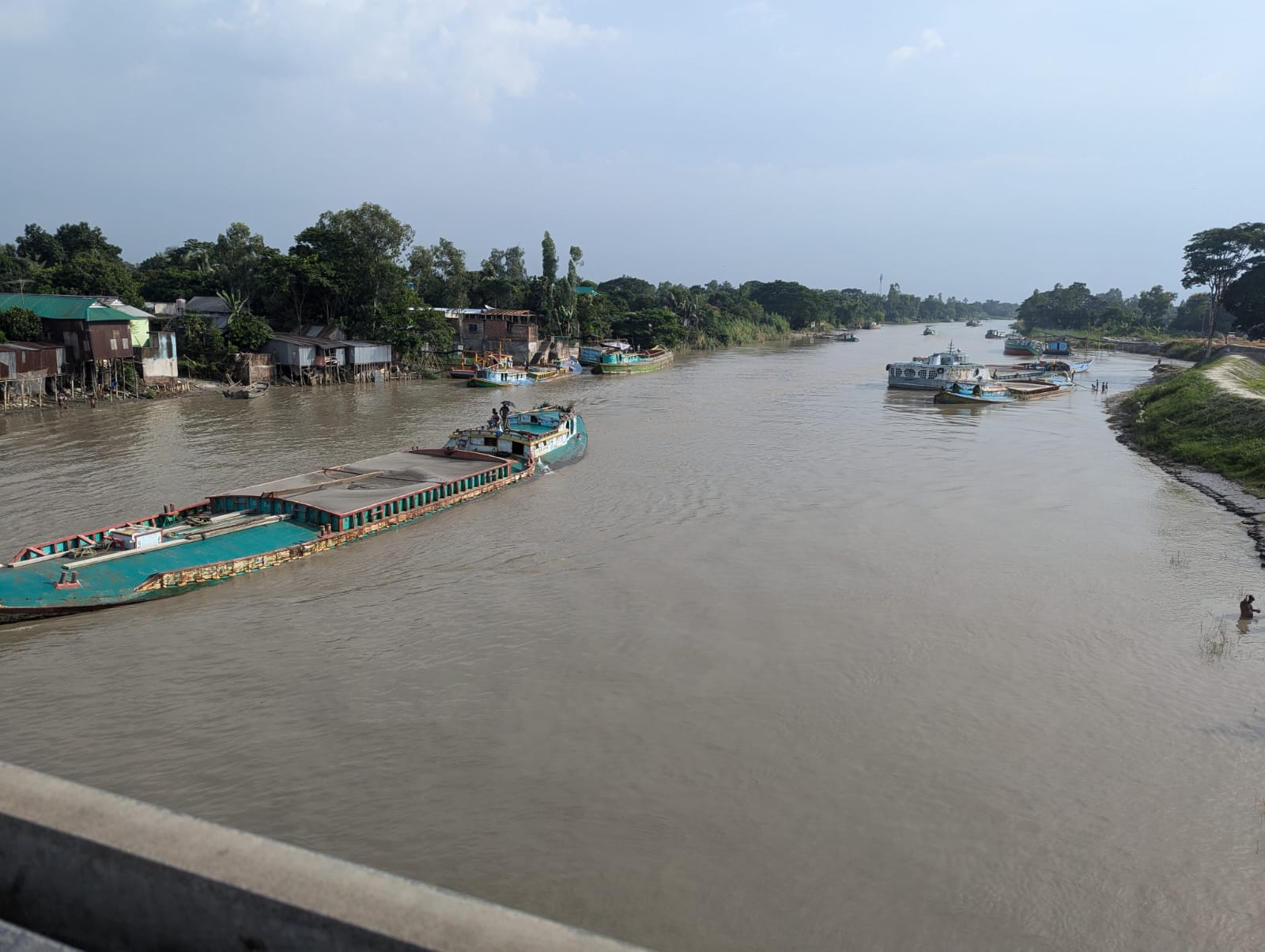 নিষেধাজ্ঞা অমান্য করে খালে বাল্কহেড, ভাঙছে ঘরবাড়ি