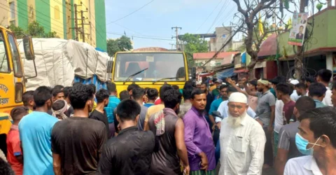 ফতুল্লায় সড়কে ট্রাক রে‌খে চালকদের বিক্ষোভ