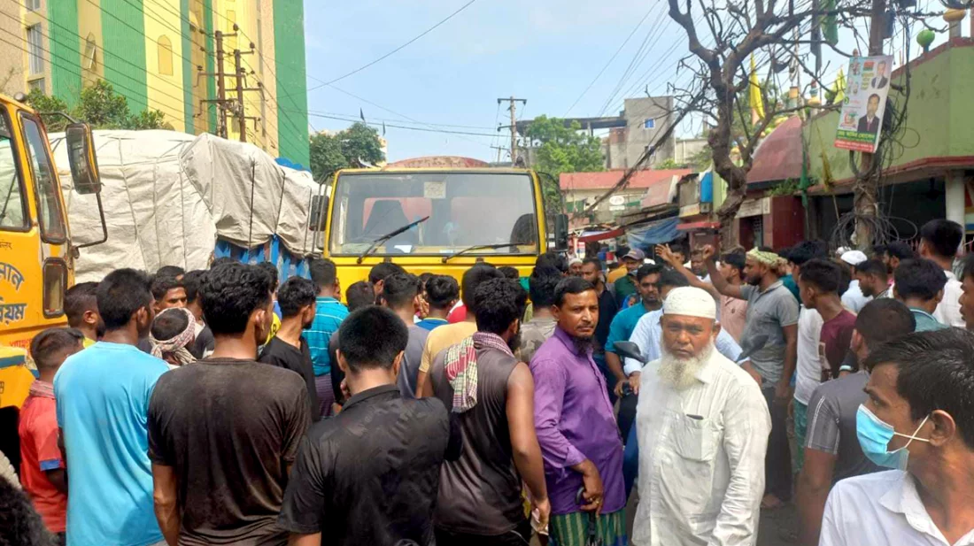 ফতুল্লায় সড়কে ট্রাক রে‌খে চালকদের বিক্ষোভ