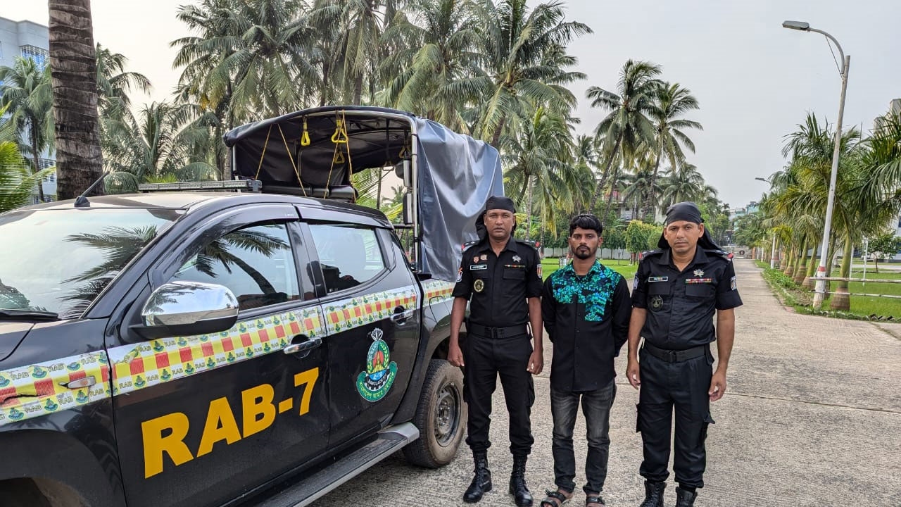 শিক্ষার্থীদের ওপর গুলি করা যুবক ইয়াবাসহ গ্রেপ্তার