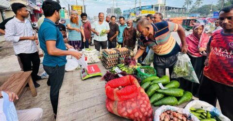 সিন্ডিকেট ভাঙতে নাটোরে শিক্ষার্থীদের ‘জনতার বাজার’