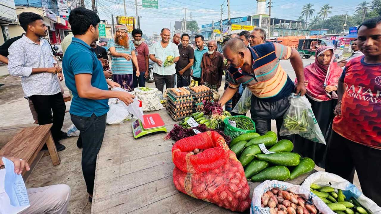 সিন্ডিকেট ভাঙতে নাটোরে শিক্ষার্থীদের ‘জনতার বাজার’