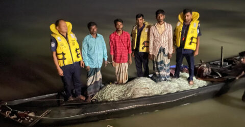 নিষেধাজ্ঞা অমান্য করে ইলিশ শিকার, নৌ পুলিশের ওপর হামলা : আটক ১৫