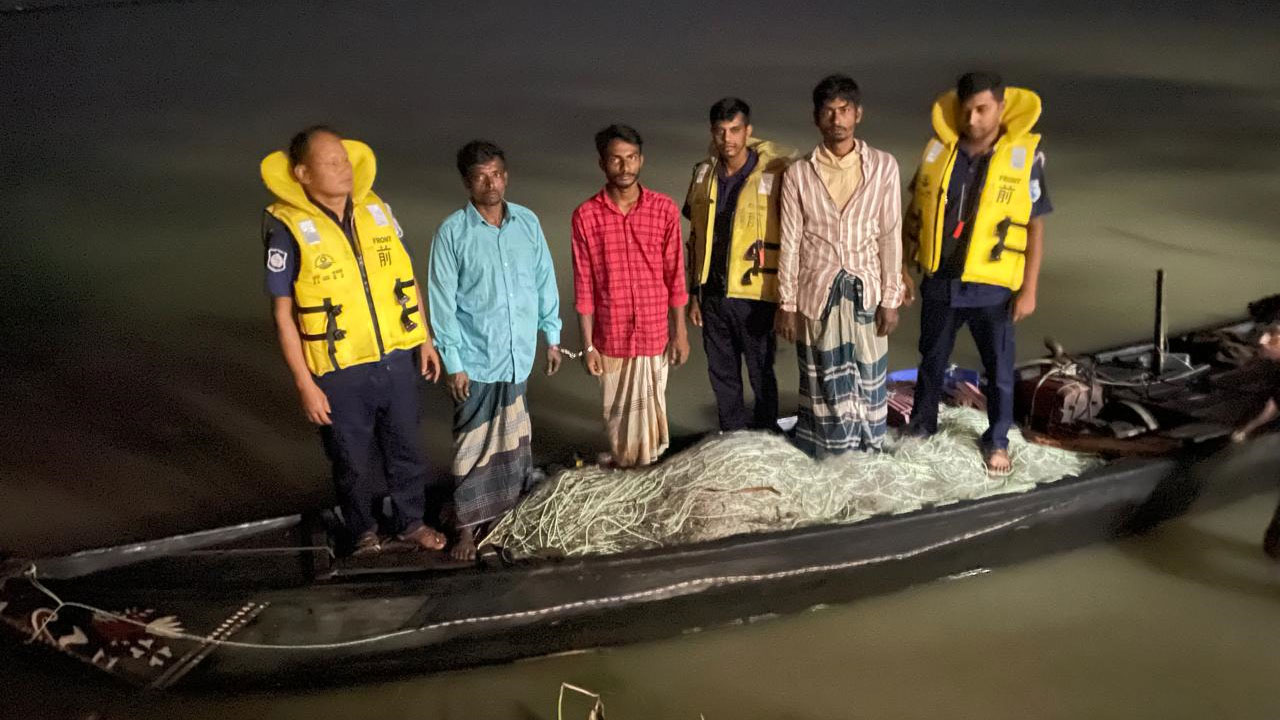 নিষেধাজ্ঞা অমান্য করে ইলিশ শিকার, নৌ পুলিশের ওপর হামলা : আটক ১৫